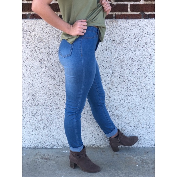 🌸HOST PICK🌸 High Waisted Jeans - Picture 1 of 6